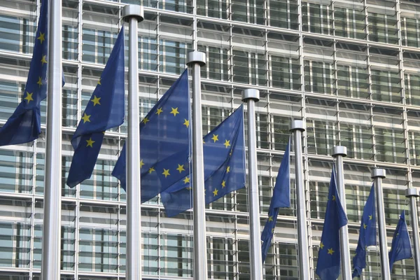 Európai zászlók előtt az eu Bizottság központja Brüsszelben — Stock Fotó