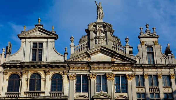 Alte Häuser auf dem großen Platz in Brüssel — Stockfoto