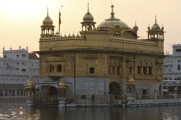 Templo de oro en Amritsar al atardecer — Foto de Stock