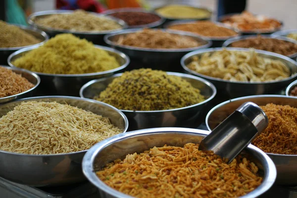 Kommen van Indiaas eten — Stockfoto