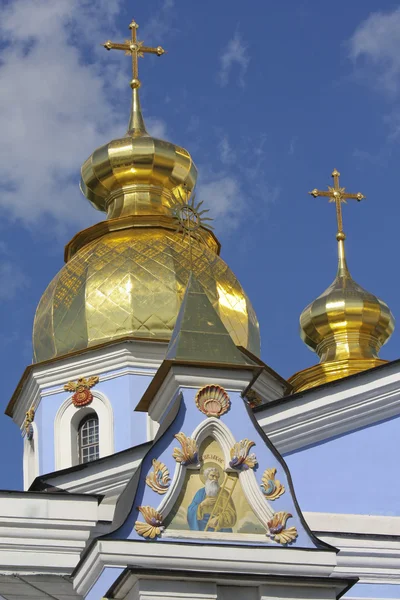 Golden towers of Orthodox church in Kiev, Ukraine — Stock Photo, Image