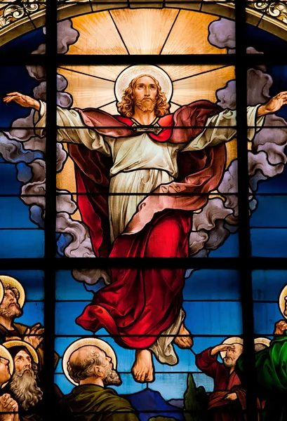 德国教会在斯德哥尔摩 描绘耶稣基督在美丽的彩色玻璃窗口 — 图库照片