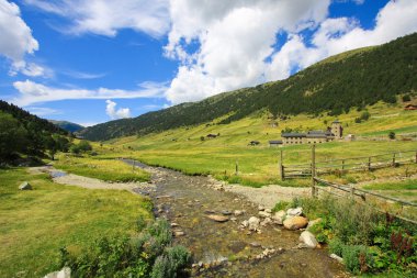 Güzel yeşil vadi Vall d'Incles Andorra