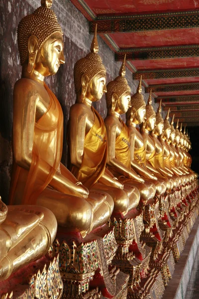 Ряд золотых статуй Будды — стоковое фото