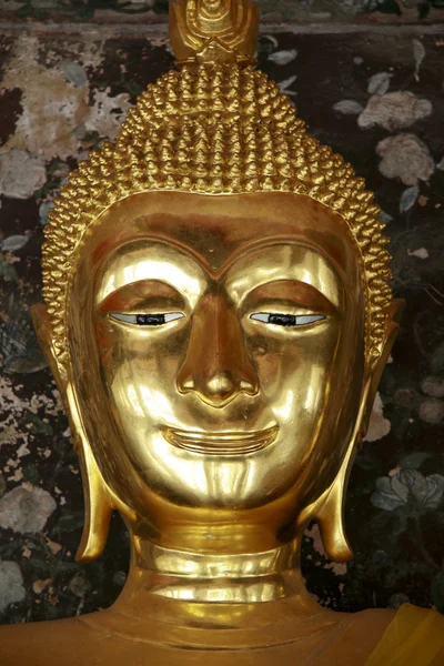 古代の仏像ワット プラチェートゥポンウィモンマンカラーラームにバンコク — ストック写真