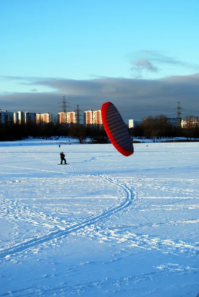 Snowkite in a city — Stock Photo, Image