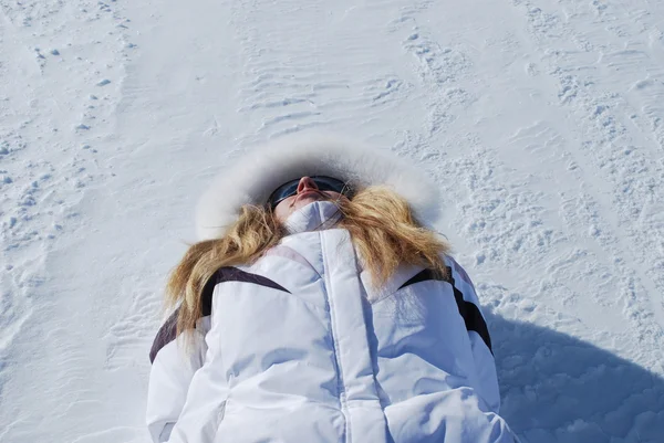 Bir kar üzerinde yatan kadın — Stok fotoğraf