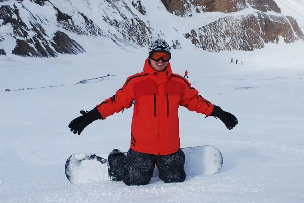 Snowboard kar üzerinde dizlerinin üzerine düşüyor — Stok fotoğraf