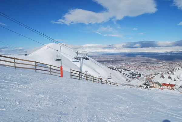 滑雪度假村升降椅在土耳其 Mountains Palandoken — 图库照片