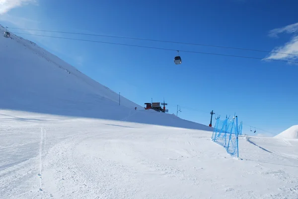 터키 palandoken에 르 주름에 눈 산에서 스키 리프트 자동차. — 스톡 사진
