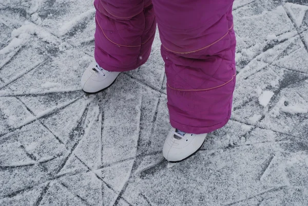 Детские Ножки Коньками Льду — стоковое фото