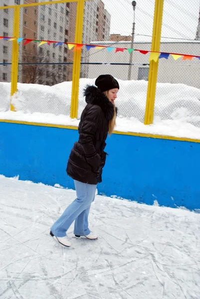 Mujer rubia en jeans en patines —  Fotos de Stock