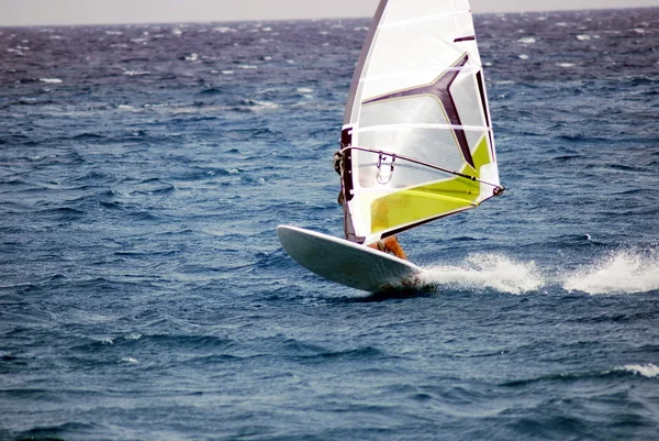Windsurfen in Bewegung — Stockfoto
