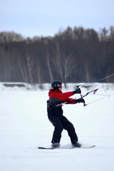 Snowkiting-cursussen op een bevroren meer — Stockfoto