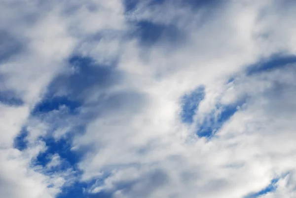 Blauwe lucht met wolken achtergrond — Stockfoto