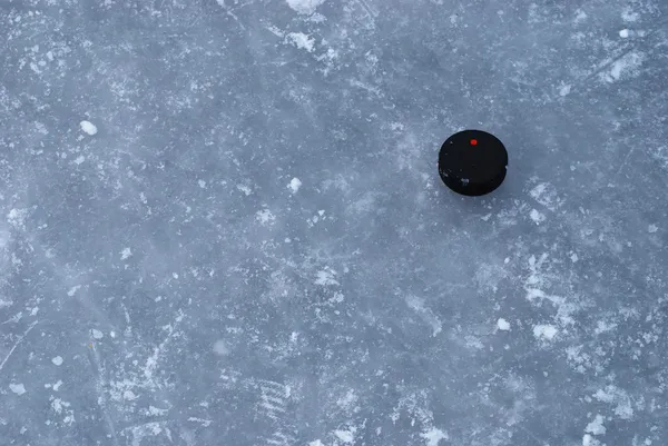 パックを氷のスケート リンクの表面 — ストック写真