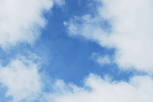 Błękitne niebo z chmurami tło — Zdjęcie stockowe
