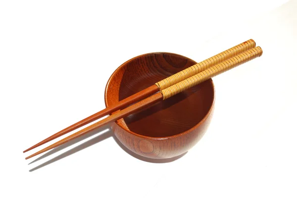 Chopsticks com tigela de madeira isolada em branco — Fotografia de Stock