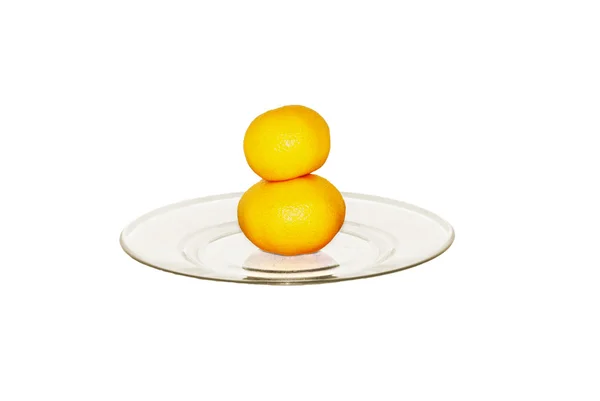 Deux mandarines sur assiette isolée sur fond blanc — Photo
