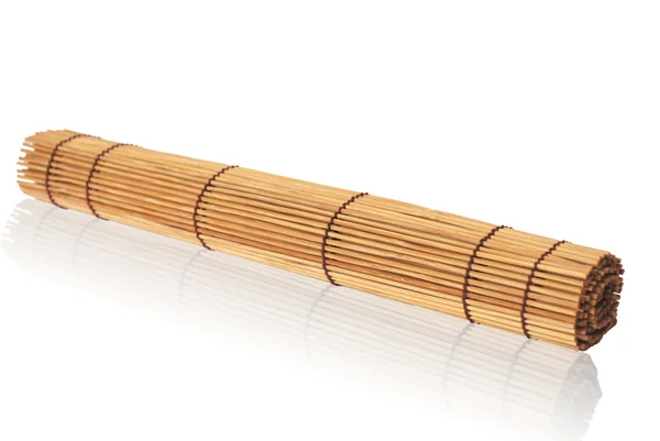Stuoia di bambù arrotolato su uno sfondo bianco — Foto Stock