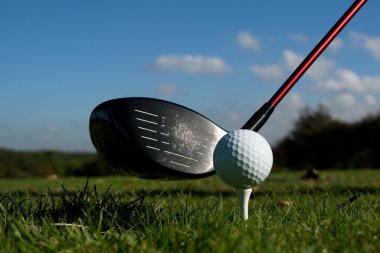 Top üzerindeki tişörtü mavi gökyüzü ve Golf sürücü