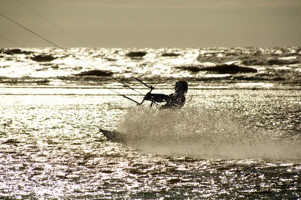 Kite surfista em silhueta — Fotografia de Stock