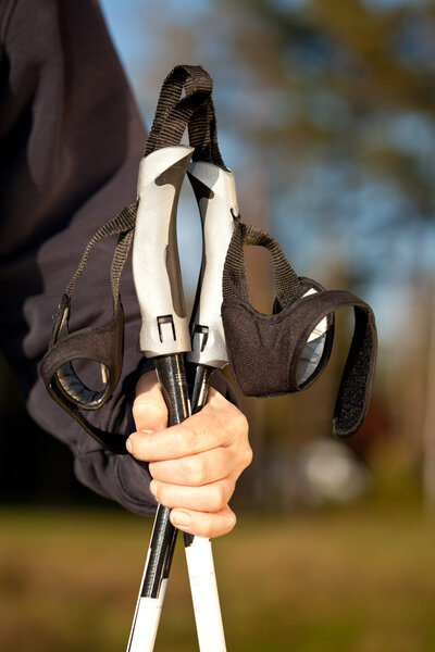 Hand mit Nordic Walking Stock