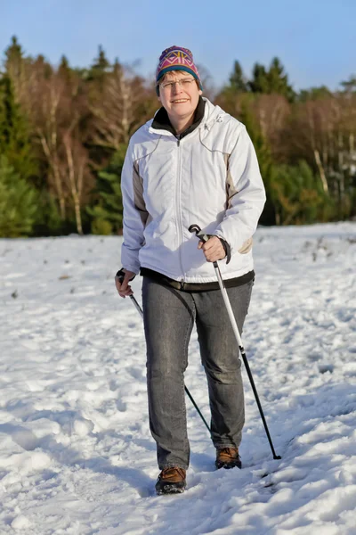 Nordic Walking im Schnee Stockfoto