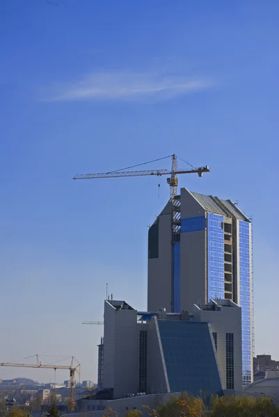 Будівництво сучасної будівлі на тлі блакитного неба — стокове фото