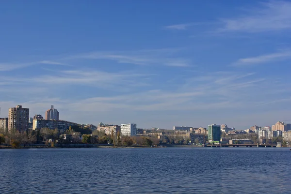 La vista della città attraverso il fiume — Foto Stock