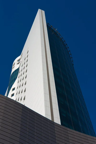 Businesscenter mot bakgrund av blå himmel — Stockfoto