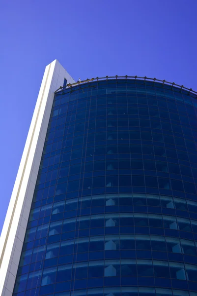 Бизнес-центр на фоне голубого неба — стоковое фото