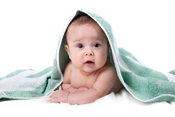 De baby legt onder een handdoek — Stockfoto