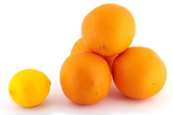 Λεμόνι σε σχέση με τα πορτοκάλια — Φωτογραφία Αρχείου