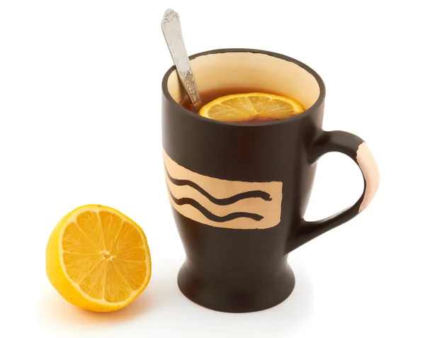 Gorącą herbatę z cytryną w czarny kubek — Zdjęcie stockowe