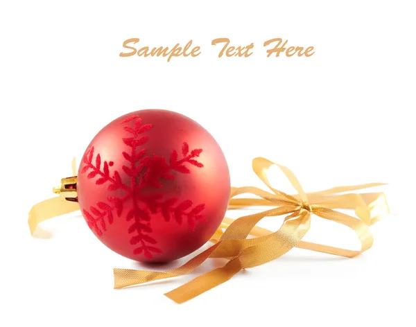 Bola de Navidad y cinta con lazo sobre fondo blanco — Foto de Stock