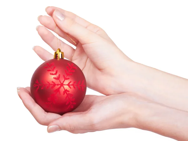 少女赤いクリスマス ツリーのボールを保持しています。 — ストック写真