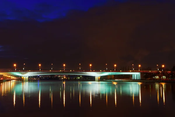 City night scene of bridge with dramtic clouds in sky. — Stock Photo, Image