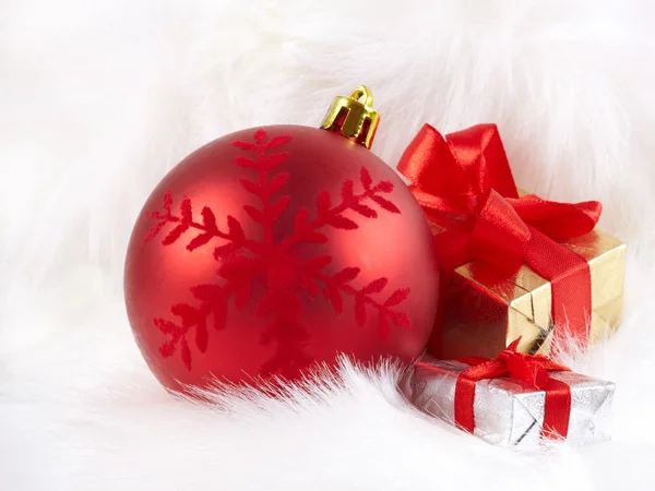 Kerstmis bal en dozen op de witte vacht — Stok fotoğraf