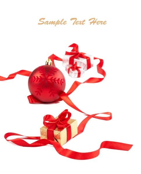 Kırmızı kurdele, hediye kutuları ve beyaz kopya alanı ile topları — Stok fotoğraf