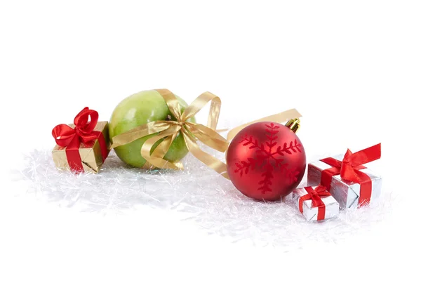 Vánoční koule, krabice a zelené jablko lahodný — Stock fotografie