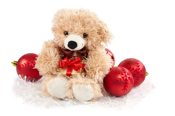 Kerstversiering en teddy bear houden een geschenk — Stockfoto