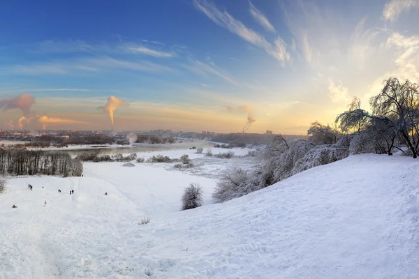 Puesta de sol de invierno en Rusia central —  Fotos de Stock