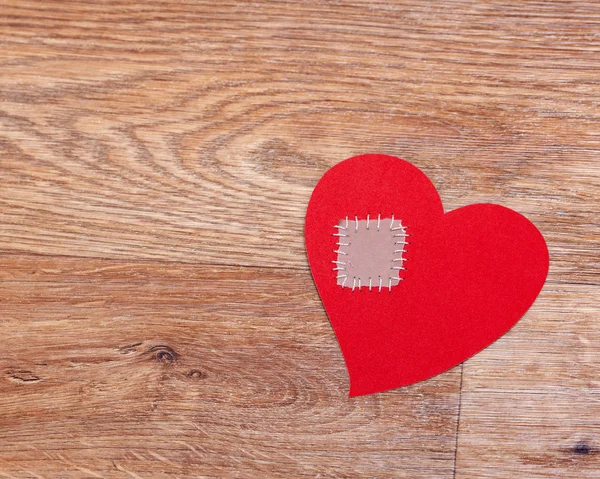 Coração partido no chão de madeira com espaço de cópia — Fotografia de Stock
