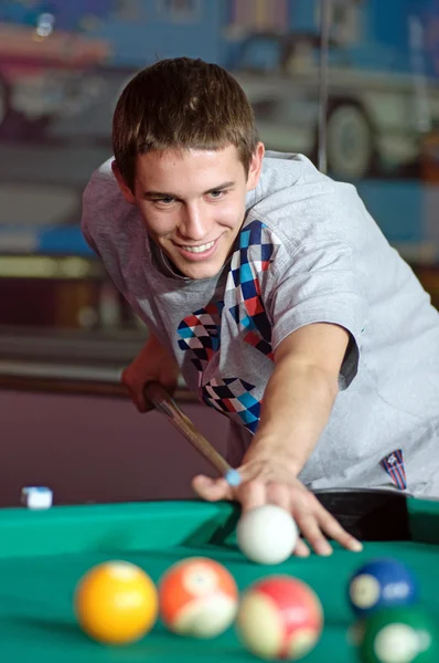 Сконцентрированный молодой человек играет в снукер — стоковое фото