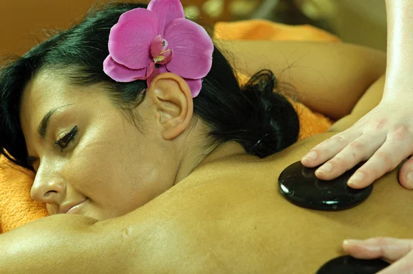 Mujer joven y masaje de piedra —  Fotos de Stock
