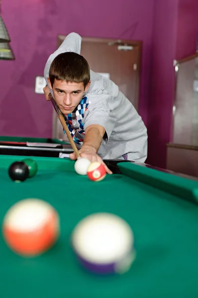 Foto Van Jonge Man Tijdens Snooker Spel — Stockfoto