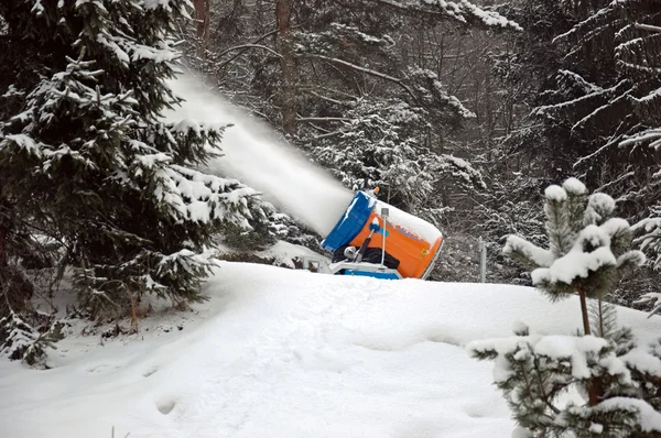 Snöskottning Vintersluttningen — Stockfoto