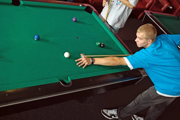Concentrated young man playing snooker — Stock Photo, Image