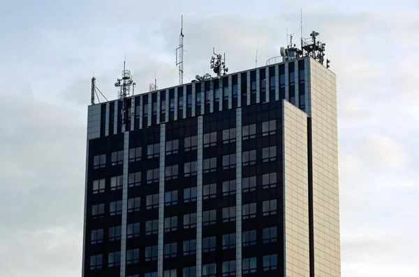Iletişim antenler ile binanın çatı — Stok fotoğraf